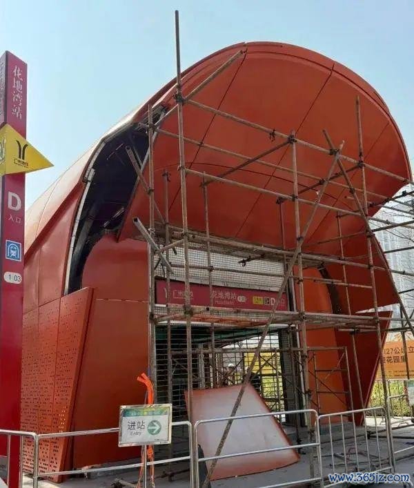 广州地铁修起地铁口潦草造型